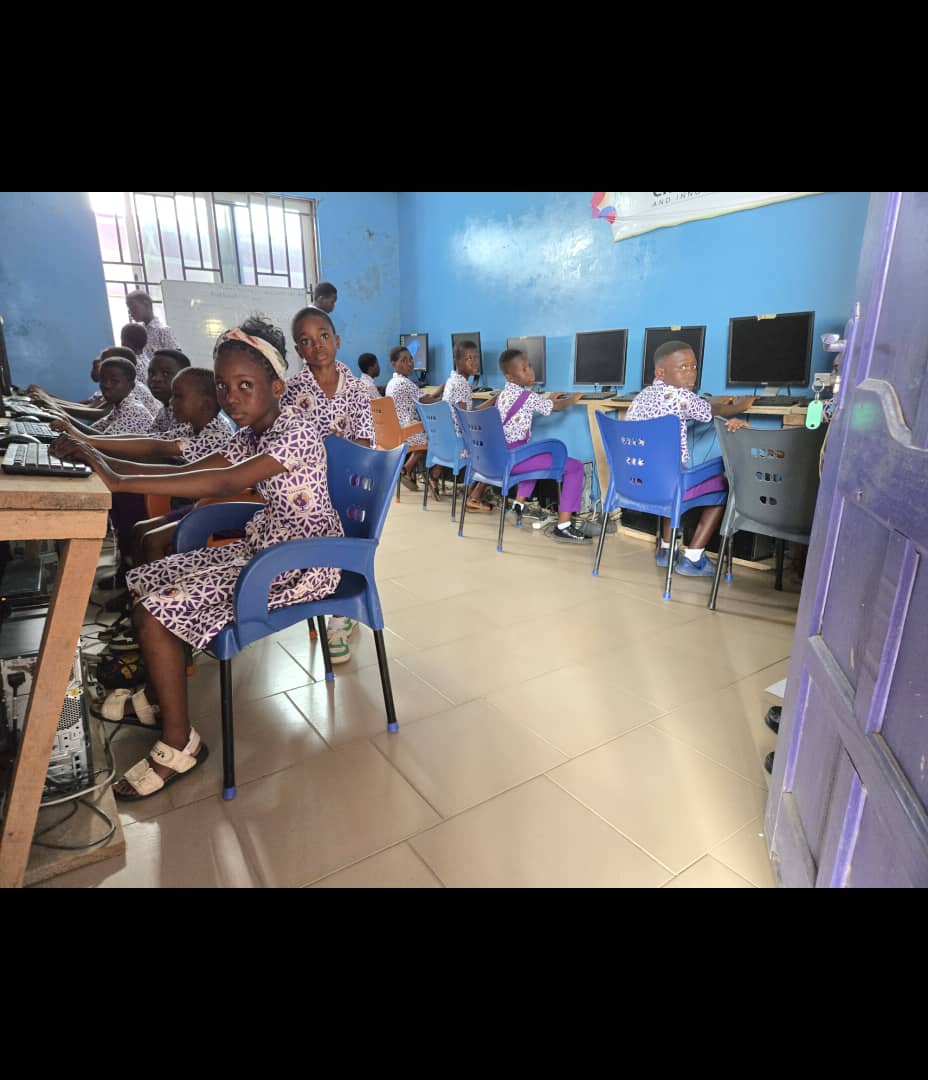 Pupils learning in the BBBIS computer lab